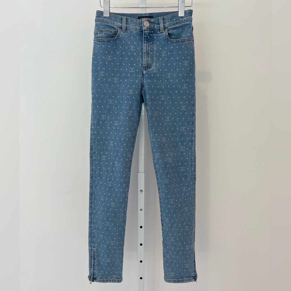 CHANEL 23P LIGHT BLUE & WHITE NM672 CC POLKA DOT SKINNY JEANS SIZE FR 34 / US 2